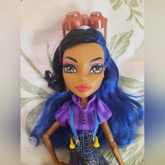 Monster High Doll- Robbeca Art Class - Picture 2 of 5